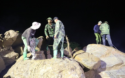 Trắng đêm xẻ đá, xới tung bùn đất tìm kiếm người mất tích sau trận lũ lịch sử ở Yên Bái