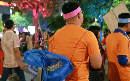 Sinh viên Sài Gòn đeo sọt rác trên lưng dạo phố đi bộ Nguyễn Huệ để xin rác