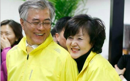 Tân Tổng thống Hàn Quốc từng là chàng trai rụt rè, để vợ phải tức giận cầu hôn mình trước mặt bao người