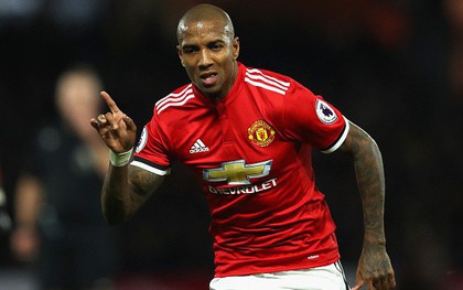 Ashley Young lập cú đúp, Man Utd phả hơi nóng vào gáy Man City