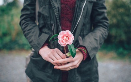 Ngày nay, có phải tình cảm đều được cụ thể hóa qua những món quà?