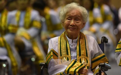 10 năm miệt mài, cụ bà 91 tuổi cuối cùng cũng tốt nghiệp đại học: "Không bao giờ là quá muộn để làm gì cả"