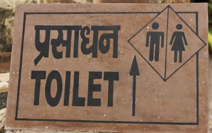 Chồng không chịu xây toilet mà bắt ra cánh đồng gần nhà đi vệ sinh, vợ nộp đơn xin ly dị