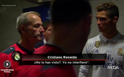 Ronaldo chờ gặp trọng tài trong đường hầm để giải thích bàn thắng gây tranh cãi
