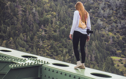 Mỹ: Chụp ảnh sống ảo ở cây cầu cao nhất California, cô gái ngã lộn cổ xuống đất