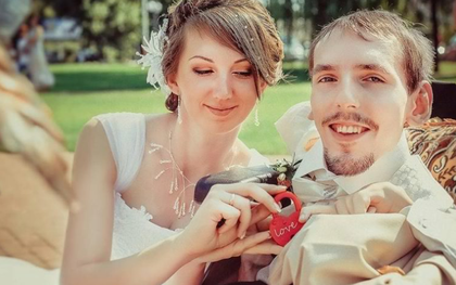 Quen nhau qua mạng, cô gái xinh đẹp bay sang Nga để kết hôn với chàng trai bị teo cả 2 chân