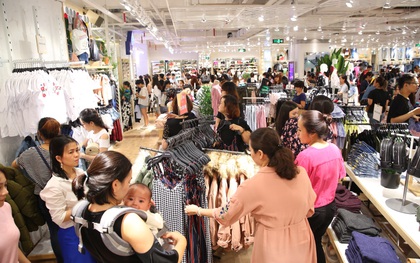 Pull&Bear Việt Nam ngày đầu mở bán: các bạn trẻ đến mua đông đúc ngay từ sáng