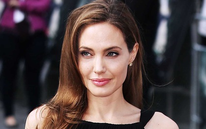 Hội chứng liệt nửa cơ mặt mà Angelina Jolie mắc phải có thể xảy ra ở người trẻ