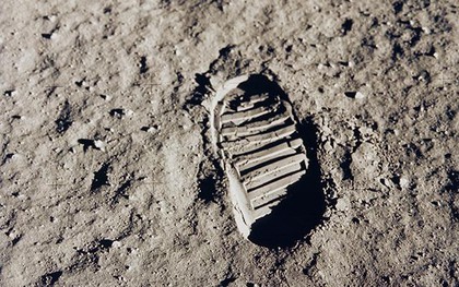 Túi bụi mặt trăng của Neil Armstrong sẽ được đem bán đấu giá sau nhiều năm thất lạc