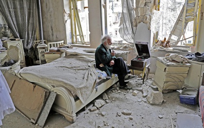 Câu chuyện cảm động phía sau bức hình người đàn ông ngồi một mình trong căn phòng bị chiến tranh tàn phá