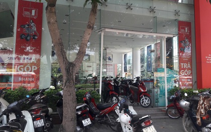 Chuỗi cửa hàng xe máy ở Nghệ An bị ném mắm tôm và nhớt thải