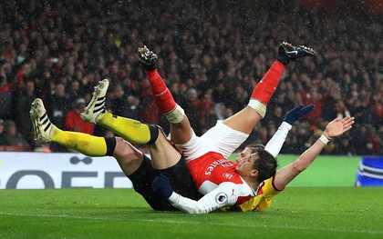Arsenal ngã sấp mặt trên sân nhà