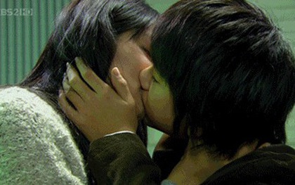 Cảnh hôn gây sốc nhất phim Hàn một thời: Đàn chị 25 tuổi hôn sao nhí 12 tuổi nghẹt thở