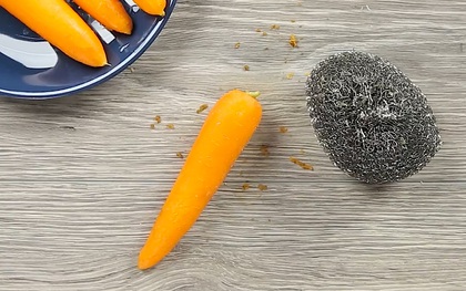 Dùng thứ này, bạn có thể gọt vỏ cà rốt nhanh hơn cả dao và chẳng sợ đứt tay