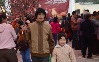 Phiên chợ tết 0 đồng ấm lòng người vô gia cư và bệnh nhân nghèo tại Hà Nội