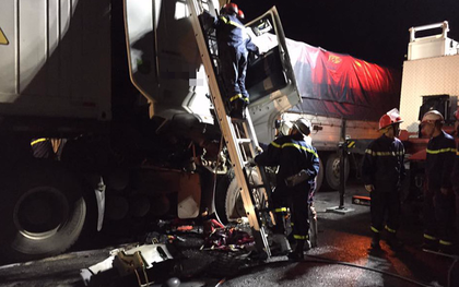 Hà Nội: Xe container húc đuôi xe tải, 2 người tử vong tại chỗ