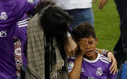 Con trai Ronaldo bật khóc trong ngày bố trở thành siêu huyền thoại