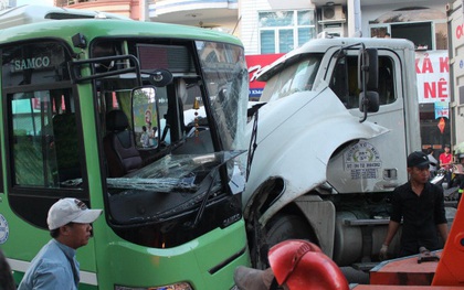 Xe container cắm chặt vào xe buýt, nhiều người bị thương