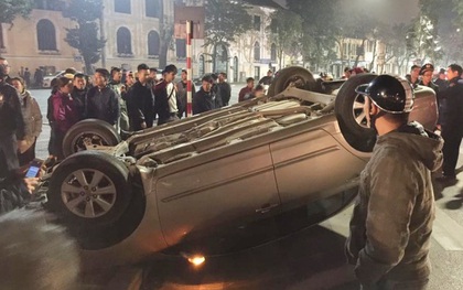 Hà Nội: Sau va chạm với xe máy, ô tô 4 chỗ phơi bụng tại "vỉa cảm tử", 2 thanh niên nhập viện