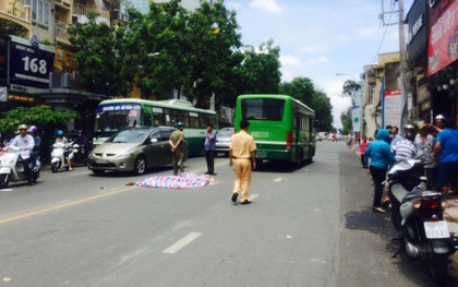 TP. HCM: Ngã xuống đường từ phía sau xe ôm, người phụ nữ bị xe buýt cán tử vong