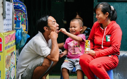 Hạnh phúc giản đơn của vợ chồng "ông câm" bán bánh tráng nướng ở Sài Gòn