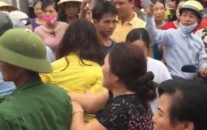 Clip: Người phụ nữ bị dân làng vây bắt vì nghi thôi miên để lấy tiền