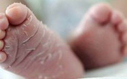 Bé trai 8 tháng tuổi tử vong bên người mẹ bị đâm nguy kịch