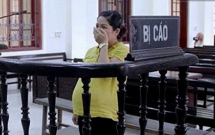 Sát ngày sinh lãnh án 15 năm tù, bà bầu ôm mặt khóc nức nở giữa công đường