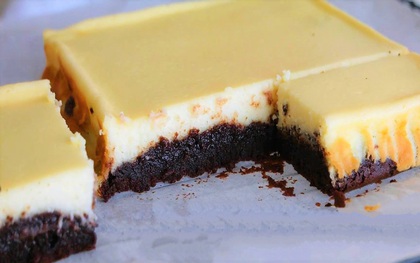 Bánh brownie cheesecake hai trong một mịn ẩm vừa lạ vừa quen