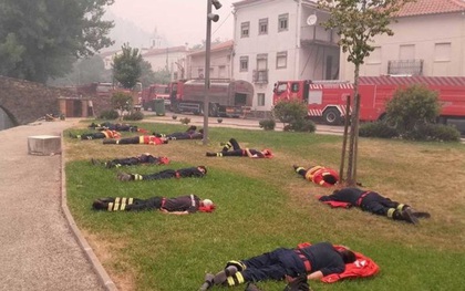 Hình ảnh những người lính cứu hỏa nằm gục trên bãi cỏ khiến cả thế giới cúi mình khâm phục