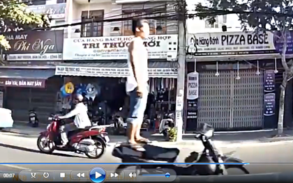 Truy tìm thanh niên đứng trên xe máy phóng như bay giữa đường đông người ở Đà Nẵng