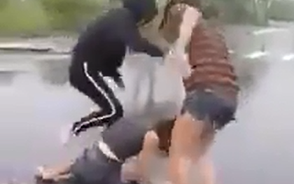 Công an vào cuộc làm rõ clip nhóm thiếu nữ dùng mũ bảo hiểm đánh hội đồng cô gái trẻ giữa đường