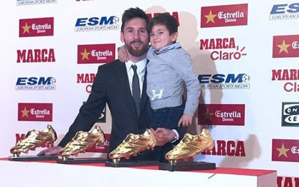 Con trai Messi phùng má siêu dễ thương, cùng cha nhận giải Chiếc giày vàng