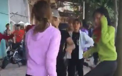 Clip: 2 nhóm nữ sinh cầm gậy đấm đá nhau túi bụi trước cổng trường