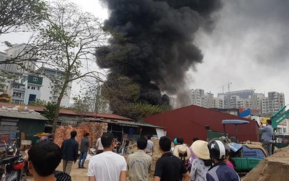Hà Nội: Cháy lớn tại kho hàng cạnh khu đô thị mới Yên Hòa, khói đen bốc cao hàng chục mét