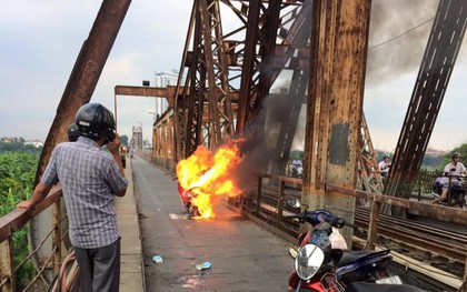 Hà Nội: Xe máy Attila do người phụ nữ điều khiển cháy dữ dội trên cầu Long Biên