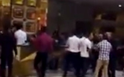 Nghệ An: Nghi ngờ nhân viên quán karaoke lớn nhất thành Vinh trộm cắp điện thoại, khách hàng cầm hung khí đuổi đánh nhập viện