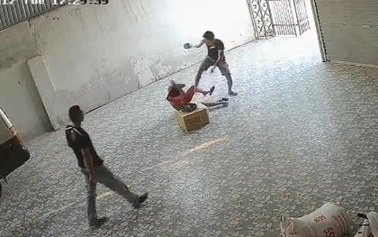 Nghệ An: Nghi tranh giành khách, 2 thanh niên xông vào đánh một phụ nữ thâm tím khắp người