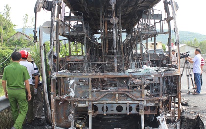Xe khách giường nằm 46 chỗ cháy trơ khung trong đêm, 18 người thoát nạn