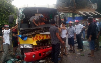Người dân phá cửa cứu tài xế bị mắc kẹt trong cabin sau va chạm xe buýt kinh hoàng