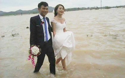 Nước ngập mênh mông, các cặp đôi ở Nghệ An vẫn quyết tâm "chạy lũ" tổ chức đám cưới