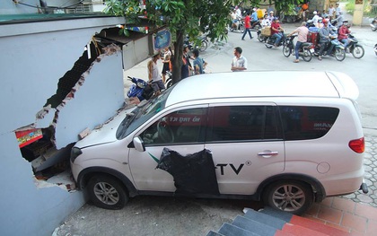 Hà Nội: Thanh niên lái xe ô tô đạp nhầm chân ga đâm thủng tường quán nước, chủ nhà đòi bồi thường 200 triệu