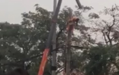 Người đàn ông bị điện cao thế phóng bốc cháy trên cột điện