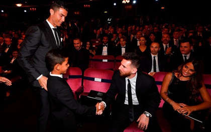 Con trai Ronaldo chững chạc bắt tay thần tượng Messi