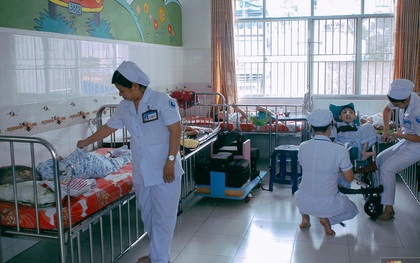Người "mẹ" và hành trình 5 năm lo giấy khai sinh cho những đứa trẻ bị bỏ rơi trong bệnh viện ở Sài Gòn