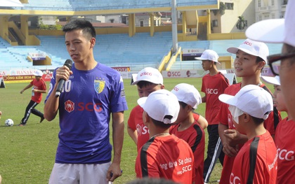 Thành Lương, Quang Hải, Văn Quyết truyền cảm hứng bóng đá cho học sinh Thủ đô