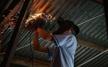 Thầy giáo ở Sài Gòn cùng học sinh biến chai nhựa thành đèn chiếu sáng cho những con hẻm nghèo