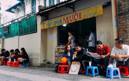 Sữa tươi Mười vào sáng tinh mơ và câu chuyện 20 năm gây thương nhớ của những cô chủ quán dễ thương nhất Sài Gòn