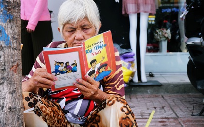 Chồng sách cũ của bà Bông trên vỉa hè Sài Gòn: "Bán sách để được đọc mỗi ngày mà không tốn tiền"