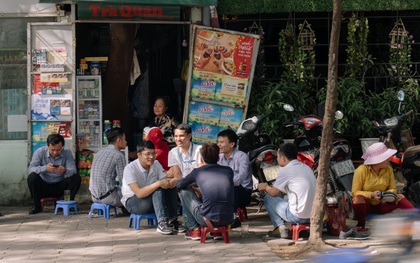 Văn hóa trà đá của dân công sở: Anh em dừng công việc tí, mình đi uống trà đá!